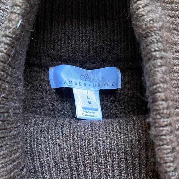 Batwing Sleeved Turtleneck - Picture 3 of 4